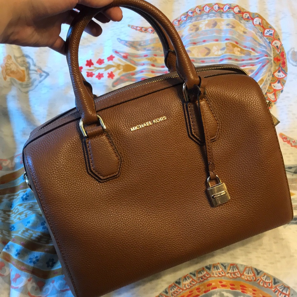 LIKE NEW Michael Kors satchel